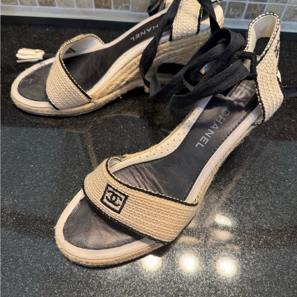 CHANEL Women's Black and Cream Espadrilles - Picture 16 of 16